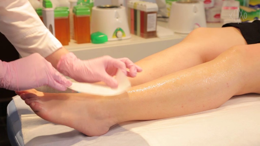 Восковая депиляция ног в студии Sugar Wax